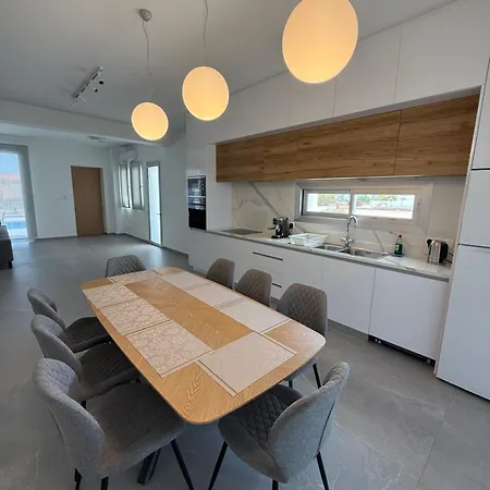 Theo Luxury Napa איה נאפה