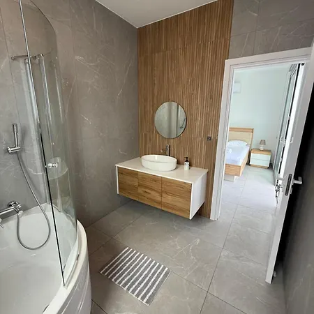 Theo Luxury Napa איה נאפה